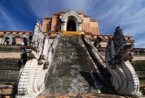  Le Wat Chedi Luang : Un Monument Majestueux au Cœur de Chiang Mai