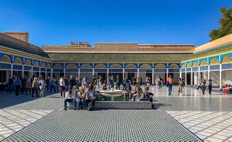 Le Palais de Sahebzemani: Une Oasis d'Art Déco et de Contes Anciens!