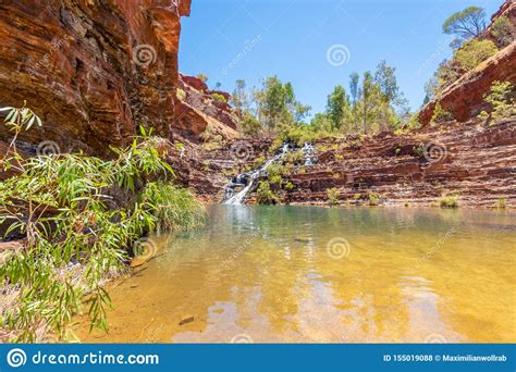 Le Parc de la Fontaine du Jade : Une Oasis Verdoyante au Coeur Vibrant de Zibo!