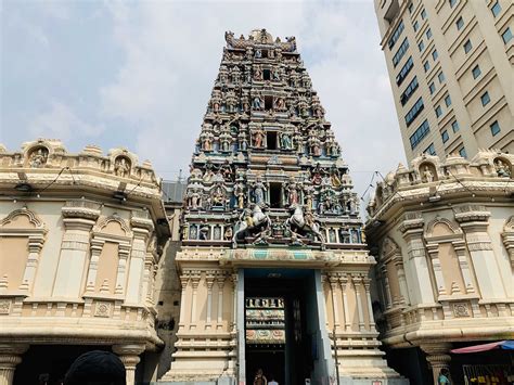 Le Temple des Pyramides à Kuala Lumpur: Une Ode à l'Architecture Indienne et aux Couleurs Vibrantes!