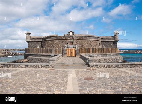 Le Château de Santa Cruz à Trujillo: Forteresse médiévale majestueuse et joyau historique !