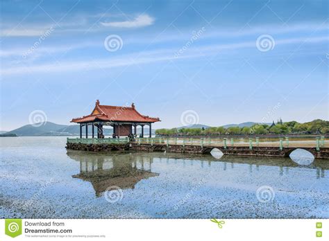  Le Lac Taihu : Un Miroir Scintillant Ref Léchant le Ciel Wuxi