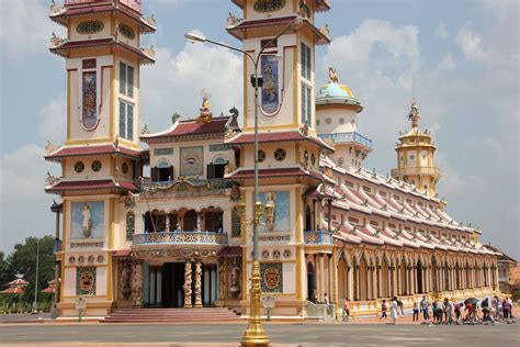 Le Temple Cao Dai: Une Fusion Mystique d'Architecture et de Spiritualité en plein Coeur du Vietnam!