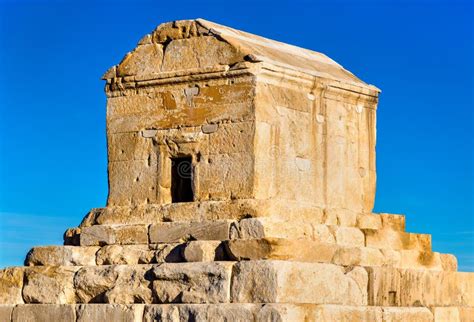  Le Tombeau de Cyrus le Grand:  Un Monument Ancien à l’Architecture Sublime!