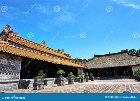 Le Tombeau de l'Empereur Zhaoqing: Un Monument Impérial Caché au Cœur des Montagnes!